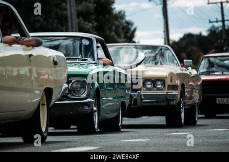 Thames, Nouvelle-Zélande, 25 mars 2021, Whangamata Beach Hop rallye : une ligne de voitures anciennes classiques sur la route. Banque D'Images