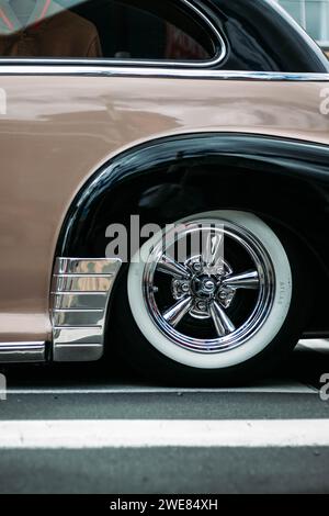 Cool arrière Noir et blanc pneu d'une voiture classique vintage lors d'un rallye. Banque D'Images