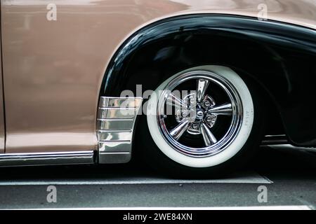 Cool arrière Noir et blanc pneu d'une voiture classique vintage lors d'un rallye. Banque D'Images