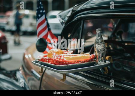 Thames, Nouvelle-Zélande, 25 mars 2021, Whangamata Beach Hop rallye : voiture classique américaine vintage avec assiette de nourriture sur la fenêtre. Banque D'Images