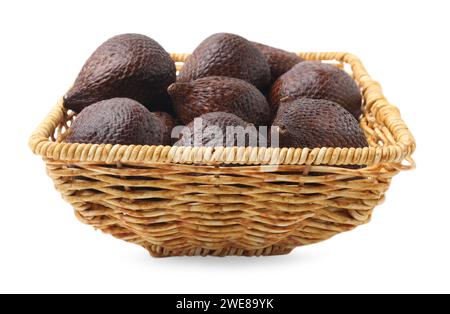 Délicieux fruits de salak dans un panier en osier isolé sur blanc Banque D'Images