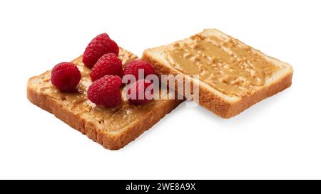 Délicieux toasts au beurre de cacahuète et framboises isolés sur blanc Banque D'Images