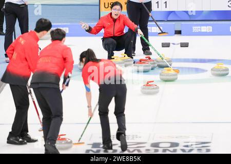 Gangneung, Corée du Sud. 24 janvier 2024. Chen Zaoxue (en haut) de l’équipe de Chine fait des gestes à ses coéquipiers lors du tournoi à la ronde par équipe mixte de curling séance 7 du groupe A entre la Chine et les États-Unis aux Jeux Olympiques de la Jeunesse d’hiver de Gangwon 2024 au Gangneung Curling Centre, Corée du Sud, le 24 janvier 2024. Crédit : Zhu Wei/Xinhua/Alamy Live News Banque D'Images