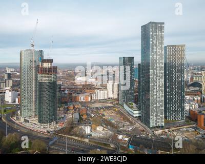 Image drone du développement de Renaker New Jackson, y compris la tour Elizabeth de Crown Street, Deansgate Square et Blade & Three60 en construction Banque D'Images