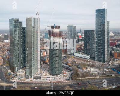 Image drone du développement de Renaker New Jackson, y compris la tour Elizabeth de Crown Street, Deansgate Square et Blade & Three60 en construction Banque D'Images