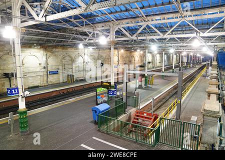 Les quais vides à la gare Waverley d'Édimbourg, car les services ferroviaires à destination et en provenance de l'Écosse, ont été suspendus jusqu'à au moins midi mercredi. La tempête Jocelyn a provoqué de nouvelles perturbations dans la majeure partie du Royaume-Uni, moins de deux jours après que la tempête Isha ait fait deux morts et des milliers de personnes sans électricité - alors que certaines îles sont privées de livraisons de nourriture depuis une semaine. Date de la photo : mercredi 24 janvier 2024. Banque D'Images