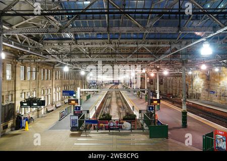 Les quais vides à la gare Waverley d'Édimbourg, car les services ferroviaires à destination et en provenance de l'Écosse, ont été suspendus jusqu'à au moins midi mercredi. La tempête Jocelyn a provoqué de nouvelles perturbations dans la majeure partie du Royaume-Uni, moins de deux jours après que la tempête Isha ait fait deux morts et des milliers de personnes sans électricité - alors que certaines îles sont privées de livraisons de nourriture depuis une semaine. Date de la photo : mercredi 24 janvier 2024. Banque D'Images