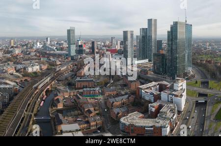 Image aérienne panoramique à Manchester, Royaume-Uni regardant vers Castlefield, Deansgate Square, The Blade, Crown St, Beetham Tower et le centre-ville de Manchester Banque D'Images