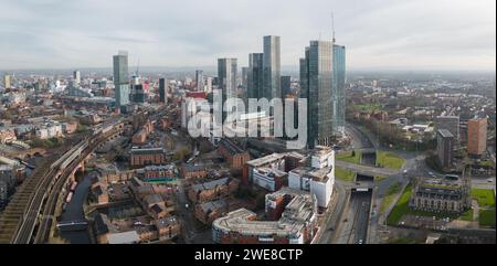 Image aérienne panoramique à Manchester, Royaume-Uni regardant vers Castlefield, Deansgate Square, The Blade, Crown St, Beetham Tower et le centre-ville de Manchester Banque D'Images