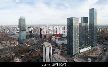 Image aérienne panoramique à Manchester, Royaume-Uni regardant vers Castlefield, Deansgate Square, Beetham Tower et le centre-ville de Manchester Banque D'Images