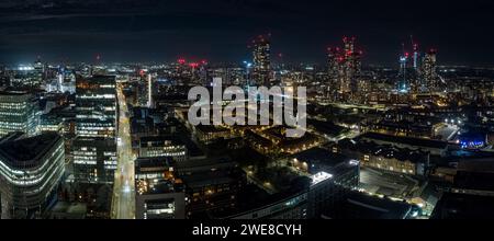 Vue aérienne panoramique nocturne de Spinningfields, St Johns, Castlefield, Beetham Tower, Deansgate Square et le centre-ville de Manchester, Royaume-Uni Banque D'Images