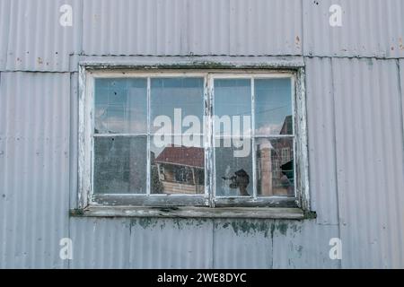 Vieille petite ville abandonnée bâtiment d'usine avec des fenêtres cassées. Banque D'Images