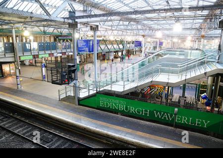 Un hall vide à la gare Waverley d'Édimbourg, car les services ferroviaires à destination et en provenance de l'Écosse ont été suspendus jusqu'à au moins midi mercredi. La tempête Jocelyn a provoqué de nouvelles perturbations dans la majeure partie du Royaume-Uni, moins de deux jours après que la tempête Isha ait fait deux morts et des milliers de personnes sans électricité - alors que certaines îles sont privées de livraisons de nourriture depuis une semaine. Date de la photo : mercredi 24 janvier 2024. Banque D'Images