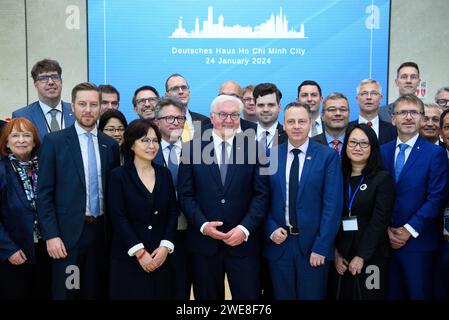 24 janvier 2024, Vietnam, Ho-Chi-Minh-Stadt (saigon) : le président fédéral Frank-Walter Steinmeier (M) représente une photo de groupe avec des représentants des communautés d'affaires allemande et vietnamienne après le déjeuner à la Maison allemande. Le président fédéral Steinmeier et son épouse visitent le Vietnam et la Thaïlande au cours d'un voyage de quatre jours en Asie du Sud-est. Photo : Bernd von Jutrczenka/dpa Banque D'Images