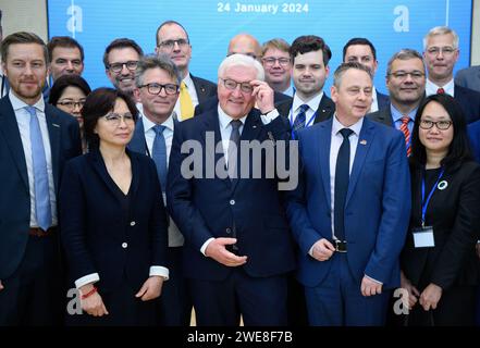 24 janvier 2024, Vietnam, Ho-Chi-Minh-Stadt (saigon) : le président fédéral Frank-Walter Steinmeier (M) représente une photo de groupe avec des représentants des communautés d'affaires allemande et vietnamienne après le déjeuner à la Maison allemande. Le président fédéral Steinmeier et son épouse visitent le Vietnam et la Thaïlande au cours d'un voyage de quatre jours en Asie du Sud-est. Photo : Bernd von Jutrczenka/dpa Banque D'Images