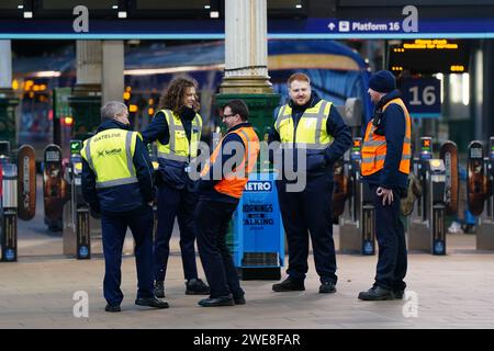 Le personnel de la gare Waverley d'Édimbourg, qui assure les services ferroviaires à destination et en provenance de l'Écosse, a été suspendu jusqu'à au moins midi mercredi. La tempête Jocelyn a provoqué de nouvelles perturbations dans la majeure partie du Royaume-Uni, moins de deux jours après que la tempête Isha ait fait deux morts et des milliers de personnes sans électricité - alors que certaines îles sont privées de livraisons de nourriture depuis une semaine. Date de la photo : mercredi 24 janvier 2024. Banque D'Images