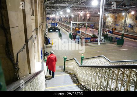 Les quais vides à la gare Waverley d'Édimbourg, car les services ferroviaires à destination et en provenance de l'Écosse, ont été suspendus jusqu'à au moins midi mercredi. La tempête Jocelyn a provoqué de nouvelles perturbations dans la majeure partie du Royaume-Uni, moins de deux jours après que la tempête Isha ait fait deux morts et des milliers de personnes sans électricité - alors que certaines îles sont privées de livraisons de nourriture depuis une semaine. Date de la photo : mercredi 24 janvier 2024. Banque D'Images