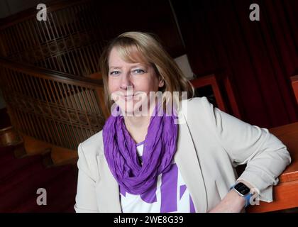 Berlin, Allemagne. 18 janvier 2024. Nathalie Hallervorden, co-réalisatrice et actrice, se tient au Schlosspark Theater de Berlin Steglitz. Crédit : XAMAX/dpa/Alamy Live News Banque D'Images