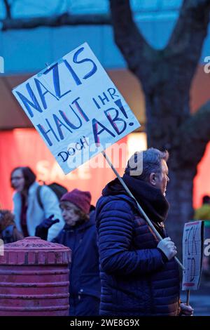 Kundgebung gegen Faschismus und Rassismus 23.01.2024 manifestation à Darmstadt auf dem Karolinenplatz gegen Rechtsruck Rechtsextremismus Nationalsozialismus Darmstadt Hessen Deutschland *** manifestation contre le fascisme et le racisme 23 01 2024 manifestation à Darmstadt sur Karolinenplatz contre l'extrémisme de droite National socialisme Darmstadt Hesse Allemagne Banque D'Images