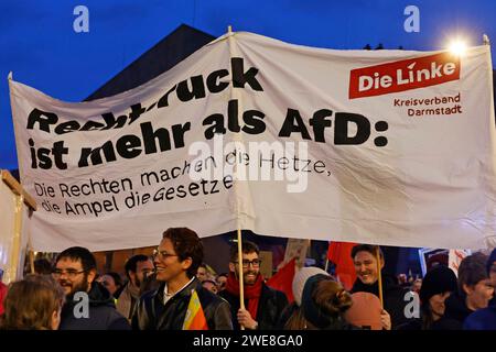 Kundgebung gegen Faschismus und Rassismus 23.01.2024 manifestation à Darmstadt auf dem Karolinenplatz gegen Rechtsruck Rechtsextremismus Nationalsozialismus Darmstadt Hessen Deutschland *** manifestation contre le fascisme et le racisme 23 01 2024 manifestation à Darmstadt sur Karolinenplatz contre l'extrémisme de droite National socialisme Darmstadt Hesse Allemagne Banque D'Images