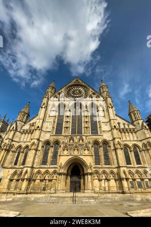 York Minster South front a tiré devant Minister Yard regardant vers un ciel bleu. York, Royaume-Uni Banque D'Images