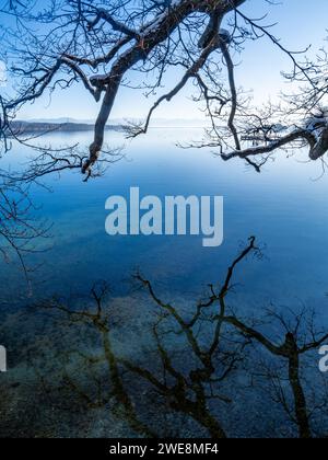 Vue de la rive du lac Starnberg en direction du sud à la chaîne de montagnes des Alpes Banque D'Images