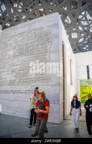 Abu Dhabi, Émirats arabes Unis - 6 décembre 2023 : intérieur du Louvre et visiteurs regardant les expositions, musée à Abu Dhabi, Émirats arabes Unis Banque D'Images