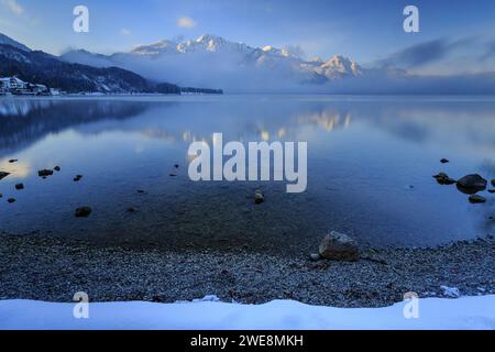 Reflet du lac dans les montagnes, hiver, lumière du matin, lac Kochelsee, haute-Bavière, Bavière, Allemagne, Europe Banque D'Images