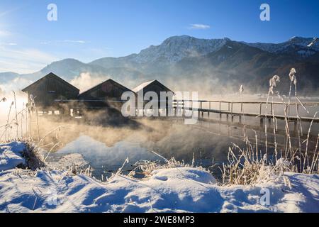 Hangars à bateaux sur le lac en face des montagnes, hiver, neige, lac Kochelsee, haute-Bavière, Bavière, Allemagne, Europe Banque D'Images