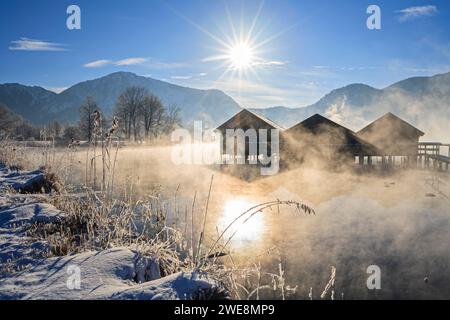 Hangars à bateaux sur le lac en face des montagnes, hiver, neige, lac Kochelsee, haute-Bavière, Bavière, Allemagne, Europe Banque D'Images