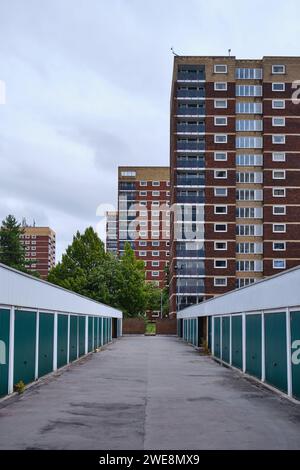 Une ligne de garages et de tours résidentielles au Royaume-Uni Banque D'Images