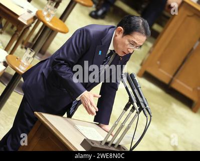 Tokyo, Japon. 24 janvier 2024. Le Premier ministre japonais Fumio Kishida répond à une question lors de la session du comité budgétaire de la Chambre haute à la Diète nationale à Tokyo le mercredi 24 janvier 2024. (Photo de Yoshio Tsunoda/AFLO) Banque D'Images