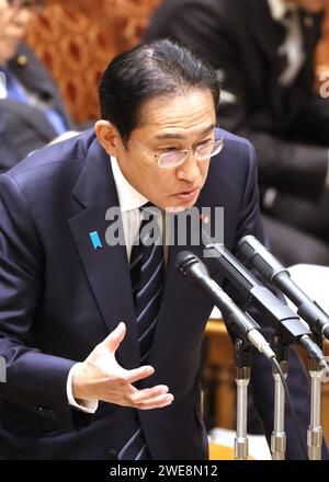 Tokyo, Japon. 24 janvier 2024. Le Premier ministre japonais Fumio Kishida répond à une question lors de la session du comité budgétaire de la Chambre haute à la Diète nationale à Tokyo le mercredi 24 janvier 2024. (Photo de Yoshio Tsunoda/AFLO) Banque D'Images