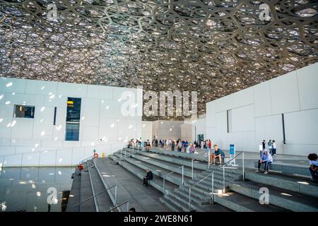 Abu Dhabi, Émirats arabes Unis - 6 décembre 2023 : intérieur du Louvre et visiteurs regardant les expositions, musée à Abu Dhabi, Émirats arabes Unis Banque D'Images