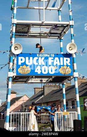 Présentateurs et animateurs à la construction surélevée pour tenir la chèvre King Puck dans une cage pour Puck Fair - le plus ancien festival d'Irlande à Killorglin Banque D'Images