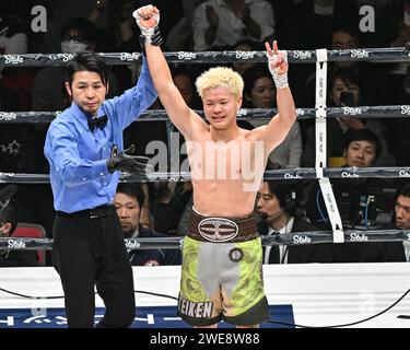 Le Japonais Tenshin Nasukawa a remporté le combat de boxe ronde 8 à l'Edion Arena d'Osaka, au Japon, le 23 janvier 2023. Crédit : Hiroaki Finito Yamaguchi/AFLO/Alamy Live News Banque D'Images