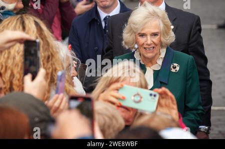 Camilla Queen Consort rencontre des gens à Dunfermline lors d'une visite royale Banque D'Images