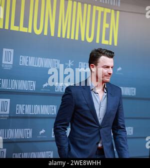 23 janvier 2024, Berlin, Charlottenburg District of the C, Allemagne : Berlin : première mondiale de ''Eine million Minutn'' au Zoopalast. La photo montre l'acteur et acteur vocal Friedrichs MÃ¼cke sur le tapis rouge peu avant la première mondiale du film ''un million de minutes'' devant le Zoopalast. (Image de crédit : © Simone Kuhlmey/Pacific Press via ZUMA Press Wire) USAGE ÉDITORIAL SEULEMENT! Non destiné à UN USAGE commercial ! Banque D'Images