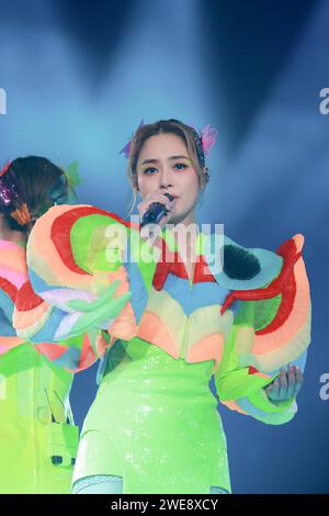 Le duo de Cantopop de Hong Kong Twins se produit au Hung Hom Coliseum à Hong Kong, en Chine, le 21 janvier 2024. Banque D'Images