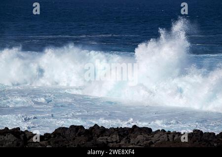 vagues bleues de mer se brisant sur le rivage rocheux peu profond sur la côte atlantique de lanzarote îles canaries espagne Banque D'Images