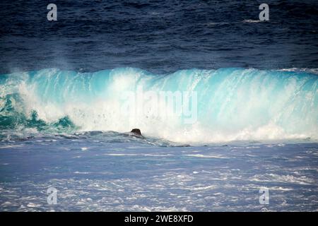 vagues bleues de mer se brisant sur le rivage rocheux peu profond sur la côte atlantique de lanzarote îles canaries espagne Banque D'Images
