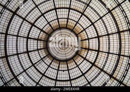 Le superbe dôme de verre au cœur de la Galleria Vittorio Emanuele II sur la Piazza del Duomo à l'extérieur de la cathédrale Duomo à Milan, Italie. Banque D'Images