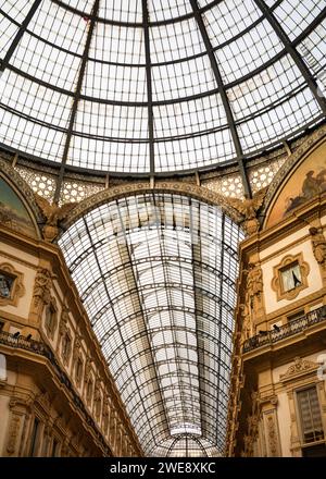 Le superbe dôme de verre et le toit au cœur de la Galleria Vittorio Emanuele II sur la Piazza del Duomo à l'extérieur de la cathédrale Duomo à Milan, Ital Banque D'Images