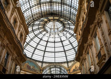 Le superbe dôme de verre et le toit au cœur de la Galleria Vittorio Emanuele II sur la Piazza del Duomo à l'extérieur de la cathédrale Duomo à Milan, Ital Banque D'Images