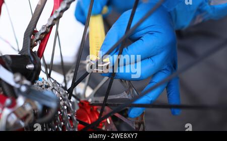 Mesurer à la main avec du ruban dans la roue de vélo Banque D'Images