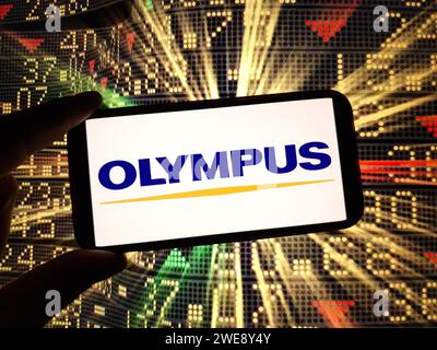 KONSKIE, Pologne - 23 janvier 2024 : logo de la société Olympus affiché sur l'écran du téléphone portable Banque D'Images