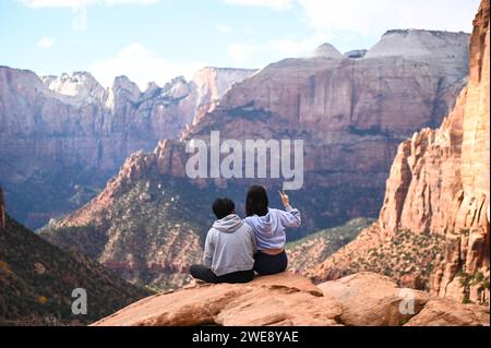 États-Unis. 18 novembre 2023. Illustration du parc national de Zion, Utah, États-Unis en novembre 2023. Classé comme l'un des plus beaux parcs nationaux de l'État, ce parc accueille des milliers de touristes chaque année au milieu des canyons rouges distinctifs de l'Utah. Photo Tomas Stevens/ABACAPRESS.COM crédit : Abaca Press/Alamy Live News Banque D'Images
