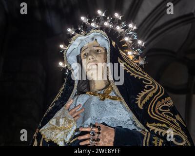 Piédestal et image de la Fraternité de la Solitude de notre-Dame de Jaca. Samana Santa. Madonna illuminée Banque D'Images