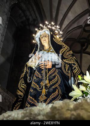 Piédestal et image de la Fraternité de la Solitude de notre-Dame de Jaca. Samana Santa. Madonna illuminée Banque D'Images
