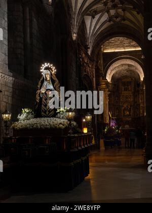 Piédestal et image de la Fraternité de la Solitude de notre-Dame de Jaca. Samana Santa. Madonna illuminée Banque D'Images